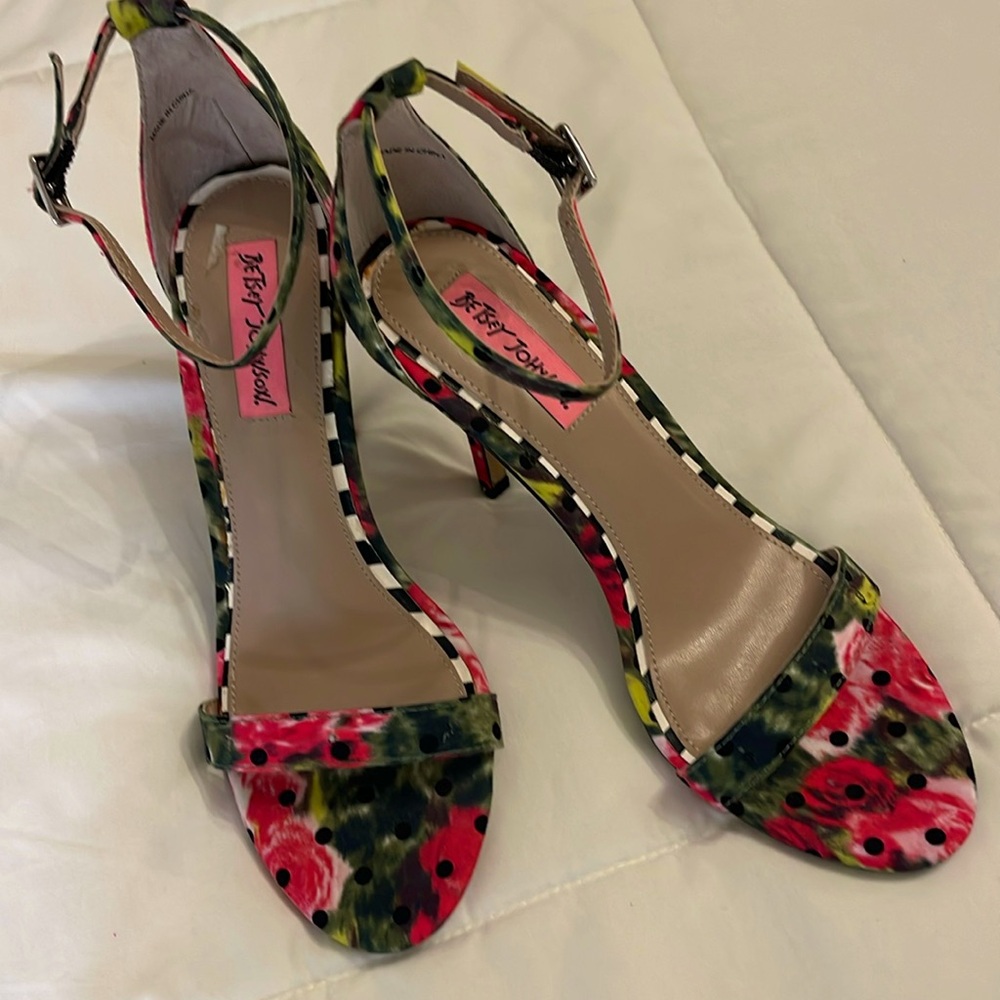 Betsy Johnson “Lylly” 7.5 B  NEW 3 1/2” heel